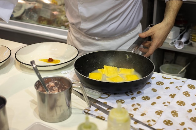 Kucharz przygotowujący potrawę
